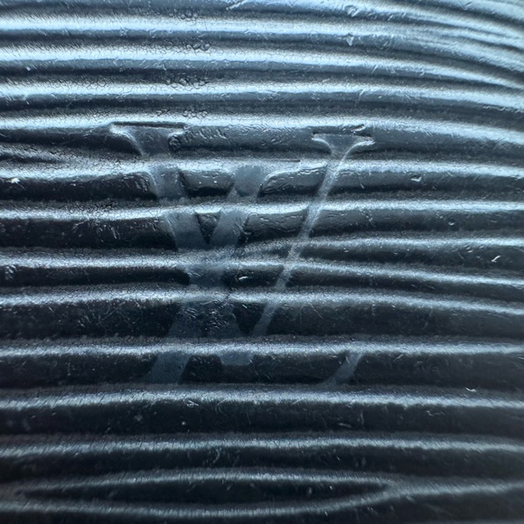 LV EPI LONG WALLET (TEAR,FADING) MAKE ME AN OFFER! - Picture 6 of 14